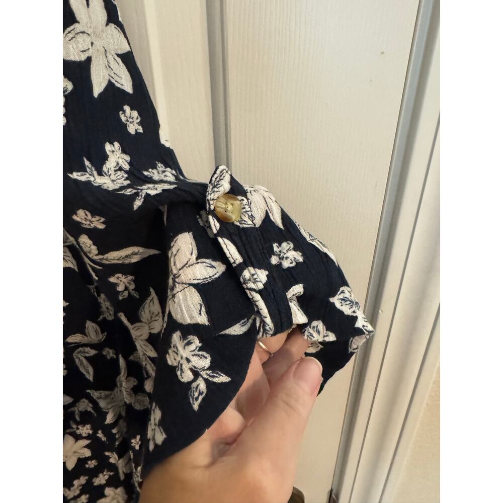 Jaclyn Smith Crinkled Knit Button Up Floral Blouse Navy White Plus 3X - Picture 4 of 6
